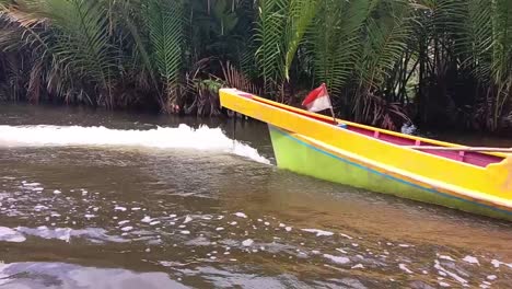 Los-Turistas-Que-Suben-A-Un-Barco-Tradicional-Visitan-El-Sitio-Geológico-En-La-Aldea-De-Ramang-ramang,-Maros,-Sulawesi-Del-Sur,-Indonesia