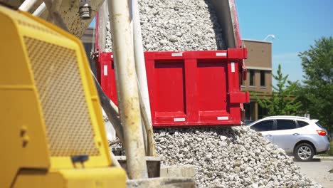 LKW-Lädt-Steine-Auf-Der-Baustelle-Ab