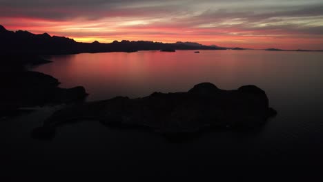 Landschaft-Mit-Meer-Und-Bergen-In-Der-Abenddämmerung-In-Agua-Verde,-Baja-California,-Mexiko---Luftaufnahme-Einer-Drohne