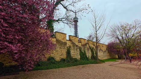 Der-Petrin-Turm-Ist-Ein-Wahrzeichen-Und-Bietet-Einen-Atemberaubenden-Blick-Auf-Die-Stadtlandschaft.