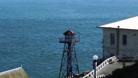 Torre-De-Guardia-De-La-Prisión-De-Alcatraz-Con-Vista-A-La-Bahía-Y-La-Ciudad-De-San-Francisco