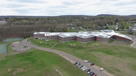 Imágenes-De-Drones-De-Una-Escuela-Secundaria-Ubicada-En-Hamden,-Connecticut