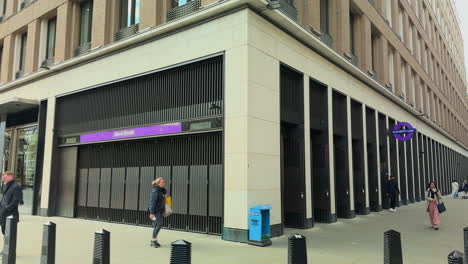 Bond-Street-Oberirdische-Station-Ausgang-Russell-Square-London-Tag-Außen