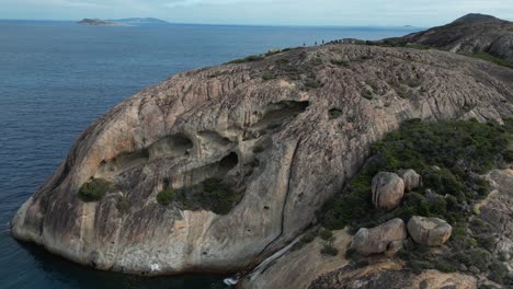 Eine-Gruppe-Von-Menschen-Auf-Einem-Großen-Felsen-An-Der-Küste-Von-Cape-Le-Grand