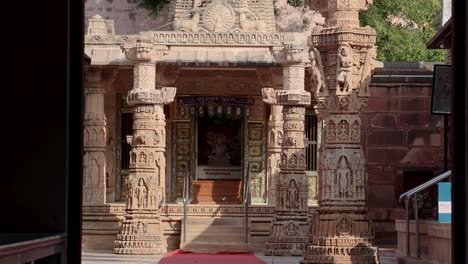 Antiker-Jain-Tempel,-Künstlerische-Architektur-Am-Tag-Aus-Flachem-Winkel,-Bild-Aufgenommen-Im-Osiyan-Mahaveerswami-Shwetamber-Jain-Tempel,-Osiyan-Jodhpur,-Rajasthan,-Indien
