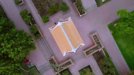 Top-down-drone-shot-rotating-above-the-Plaza-Tailandia,-in-Santiago-de-Chile