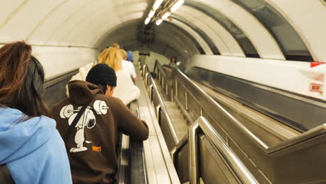 Bewegung-Von-Pendlern-Auf-Einer-Nach-Oben-Fahrenden-Rolltreppe-In-Einer-U-Bahnstation-Der-Londoner-U-Bahn-In-HD