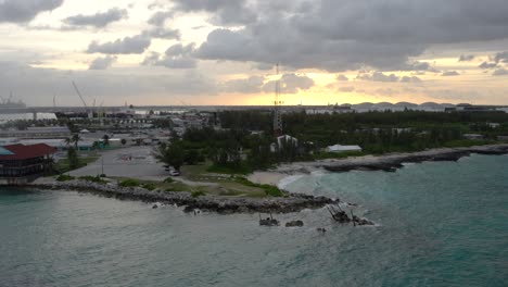 Vista-Aérea-Del-Puerto-De-Freeport-Bahamas-Al-Amanecer.