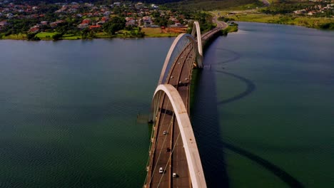 Luftaufnahme-Der-Juscelino-Kubitschek-Brücke-Und-Der-Häuser-An-Der-Küste