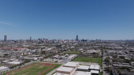 Langsame-Luftaufnahmen-Der-Innenstadt-Von-Houston-Von-West-Houston-Aus