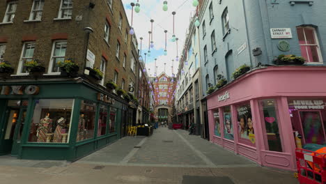 Gran-ángulo-Del-Cruce-De-Carnaby-Street-Y-Ganton-Street,-Soho,-Londres,-Día