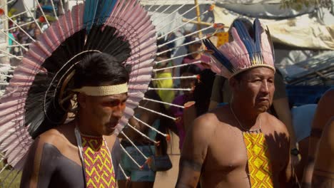 Indigene-Männer-Aus-Dem-Amazonasgebiet-Tragen-Riesige-Kopfbedeckungen-Während-Der-Cop-30-March