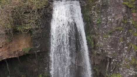 Una-Vista-Aérea-En-Cámara-Lenta-De-La-Cascada-Melinclourt-En-Un-Día-Nublado,-Debajo-De-Port-Talbot,-Gales-Del-Sur