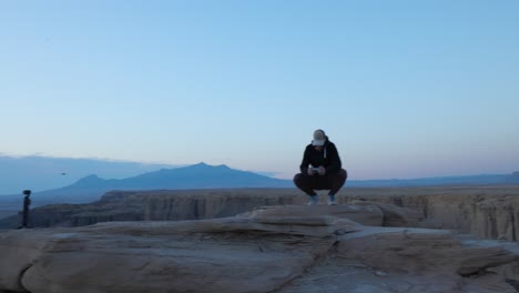 Un-Hombre-Pilotando-Un-Dron,-Equipado-Con-Una-Canon-R5,-Captura-El-Paisaje-Lunar-Surrealista-Que-Domina-La-Fábrica-De-Butte-En-Utah,-EE.-UU.---Toma-Amplia