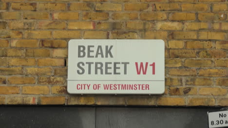 Cerca-De-La-Señal-De-Tráfico-De-Beak-Street,-Soho,-Londres,-Día