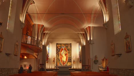 Schwenk-Down-Aufnahme-Der-Innenarchitektur-Der-Kirche-Notre-Dame-In-Les-Gets,-Frankreich