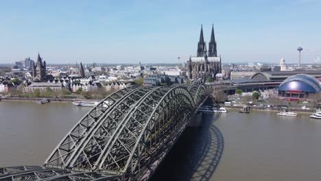 Panorama-Drohnenansicht-Der-Wahrzeichen-Der-Stadt-Köln