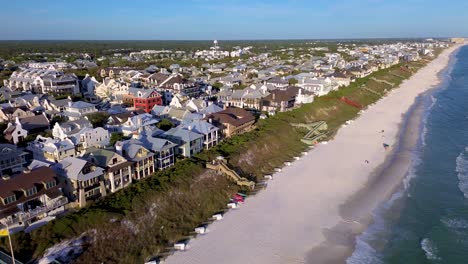 Ein-Wunderschönes-Drohnenvideo-Eines-Fluges-Entlang-Der-Majestätischen-Küste-Von-Rosemary-Beach,-Florida