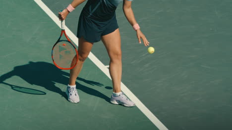 Tenista-Rebotando-Pelota-Antes-De-Servir-En-Cámara-Extremadamente-Lenta,-Tenista-Profesional-Preparándose-Para-El-Punto-En-4k-800fps-En-Un-Día-Soleado