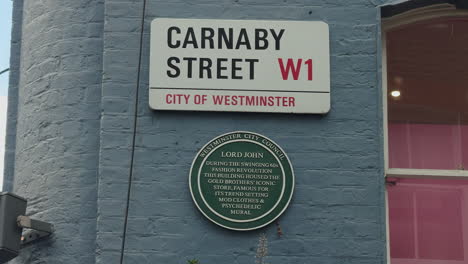 Carnaby-Street-Straßenschild-Nahaufnahme-Mit-Grüner-Plakette-Unten