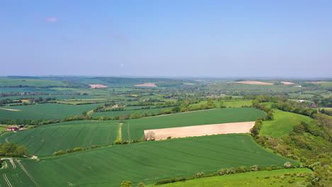 Luftaufnahme-Eines-Weiten-Flugs-über-Butser-Hill,-Sonniger-Tag,-Großbritannien,-4k