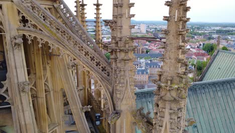 Vista-Aérea-De-Cerca-De-Las-Agujas-Ornamentadas-Y-La-Arquitectura-De-La-Catedral-De-Metz,-Francia