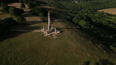 Una-órbita-De-Un-Monumento-En-La-Ladera-De-Una-Colina-En-El-Campo