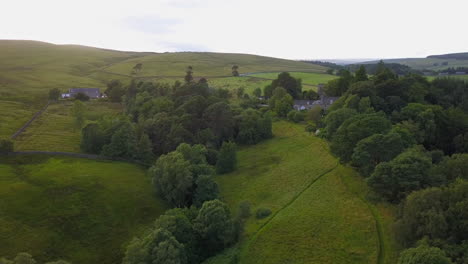 Drone-Vuela-Sobre-Tierras-De-Cultivo-En-Northumberland,-Inglaterra-Al-Atardecer