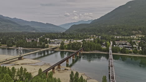 Revelstoke,-BC,-Kanada,-Luftaufnahme-Eines-V5-Drohnenüberflugs-über-Den-Columbia-River-Mit-Erfassung-Von-Flussbrücken,-Verkehr-Auf-Dem-Highway-1-Und-Bewaldeten-Berglandschaften-–-Aufgenommen-Mit-Mavic-3-Pro-Cine-–-Juli-2023