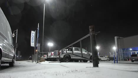 Ford-Händler-Während-Strengen-Verschneiten-Tag-Mit-Wind