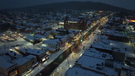Ciudad-De-Esquí-Americana-Decorada-Para-Navidad-Durante-La-Mañana-De-Invierno-Cubierta-De-Nieve