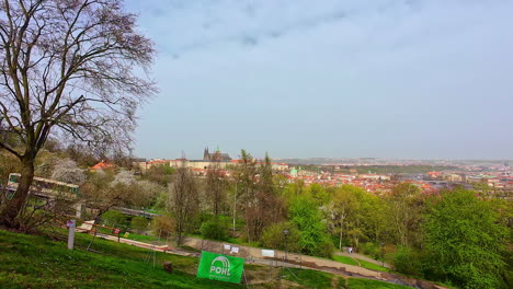 Prager-Stadtbild,-Aufgenommen-Von-Einem-Ruhigen-Park-Auf-Einem-Hügel