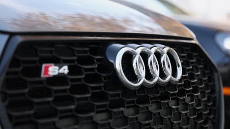 Audi-S4-Logo-Und-Kühlergrill---Kompaktes-Luxusauto