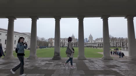 Turistas-Pasando-Por-Las-Columnas-De-La-Columnata-De-Queen&#39;s-House-En-Greenwich