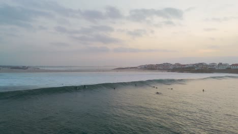 Surfistas-Esperando-La-Ola-Perfecta-Al-Atardecer