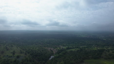 Vista-Aérea-De-La-Región-Montañosa-De-Texas-En-Un-Día-Nublado-Y-Brumoso