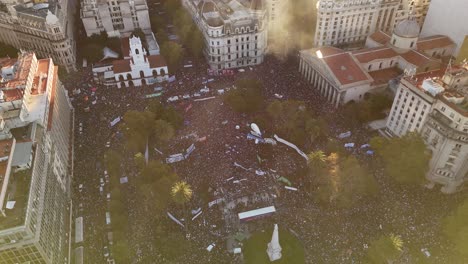 Eine-Demonstration-Gegen-Präsident-Miley-Auf-Der-Plaza-De-Mayo-In-Buenos-Aires