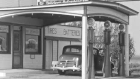 Gasolinera-Antigua-Con-Coches-Clásicos-En-Una-Tarde-Soleada-En-1930