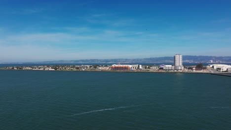 Toma-De-Drone-De-Treasure-Island,-California,-Con-Un-Helicóptero-Sobrevolando