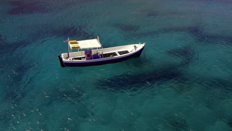 Traditional-Greek-fishing-boat,-in-bleu-ocean
