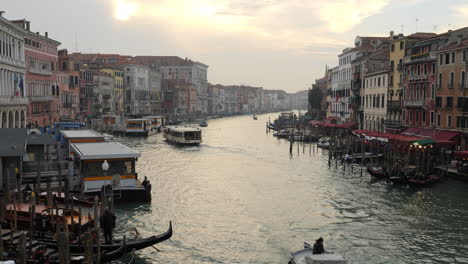 Movement-of-vessels-on-Grand-Canal-in-Venice-on-cloudy-afternoon,-Italy