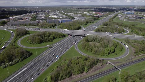 Luftbildübersicht-Des-Transitkreisverkehrs-Hoevelaken-Kreuzung-In-Der-Nähe-Von-Amersfoort-In-Der-Niederländischen-Landschaft