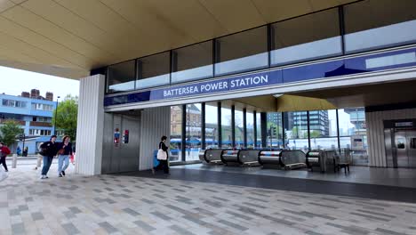 Gente-Caminando-Hasta-La-Entrada-Del-Metro-De-La-Central-Eléctrica-De-Battersea-En-Londres,-Reino-Unido.