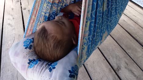 Bebé-Durmiendo-Profundamente-En-Un-Columpio-Tradicional