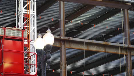 Hombres-Trabajando-En-Soldadura-En-El-Lugar-De-Trabajo