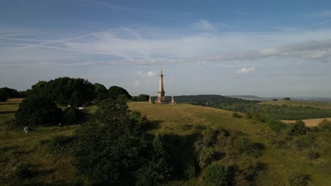 Una-Amplia-Panorámica-De-Un-Monumento-Ubicado-En-Una-Colina