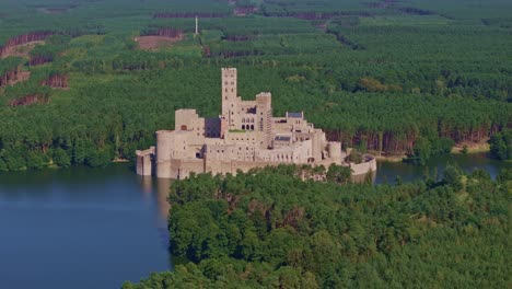 Castillo-Stobnica-Polonia-Wielkopolska,-Naturaleza