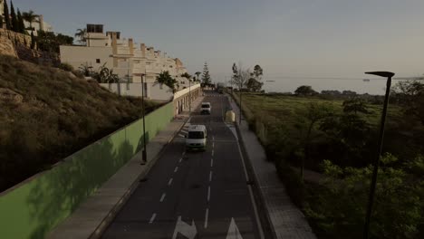 Furgonetas-Camper-Que-Circulan-Por-La-Zona-Residencial-Costera-De-Málaga,-España,-Que-Encarnan-El-Espíritu-De-Viaje,-Exploración-Y-Actividades-De-Ocio-Durante-El-Tiempo-Libre.