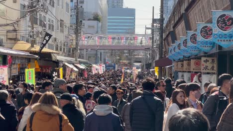 Crowded-Street-At-Tsukiji-Fish-Market-In-Tokyo,-Japan-In-Daytime