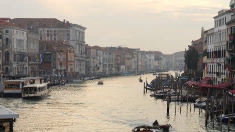 Vintage-Hotels-And-Residential-Buildings-Along-Grand-Canal-In-Venice,-Italy